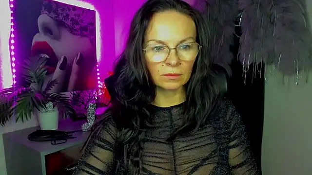 Snapshot of HelenLuxx chatting on February 15, 7:32 pm HelenLuxx online show from February 15, 7:32 pm