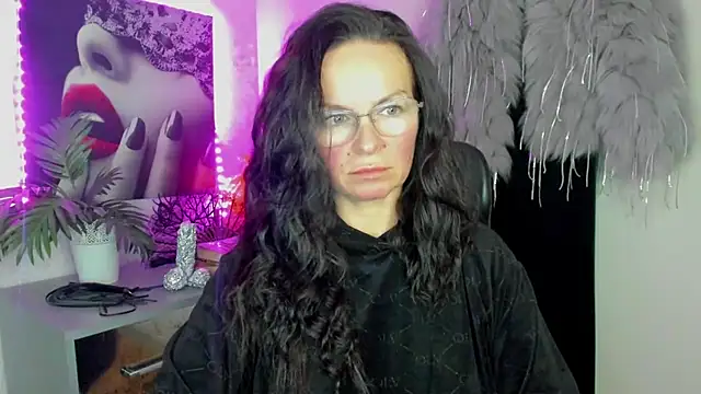 Snapshot of HelenLuxx chatting on February 18, 5:53 pm HelenLuxx online show from February 18, 5:53 pm