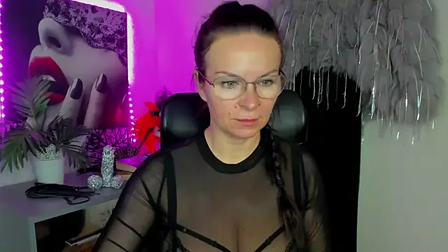 Snapshot of HelenLuxx chatting on February 19, 4:03 pm HelenLuxx online show from February 19, 4:03 pm