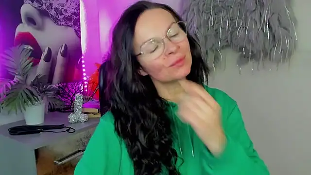 Snapshot of HelenLuxx chatting on February 27, 3:34 pm HelenLuxx online show from February 27, 3:34 pm