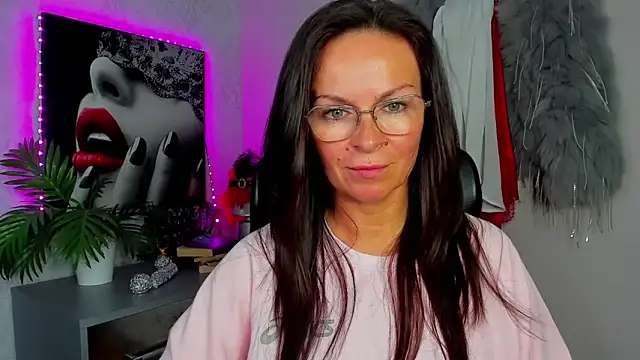 Snapshot of HelenLuxx chatting on June 17, 3:24 pm HelenLuxx online show from June 17, 3:24 pm