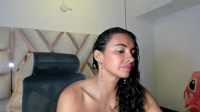 Snapshot of leslyflorez chatting on January 15, 12:30 am leslyflorez online show from January 15, 12:30 am