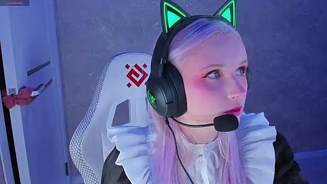 Snapshot of SweeteRose_Royce chatting on January 3, 3:55 pm SweeteRose Royce online show from January 3, 3:55 pm