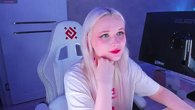 Snapshot of SweeteRose_Royce chatting on January 18, 3:49 pm SweeteRose Royce online show from January 18, 3:49 pm