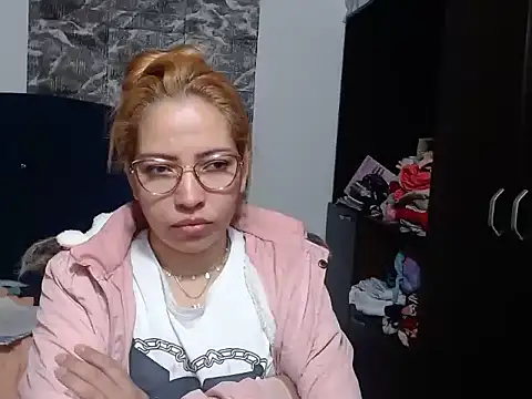 Snapshot of THEBOSSLARA chatting on November 15, 3:30 pm THEBOSSLARA online show from November 15, 3:30 pm