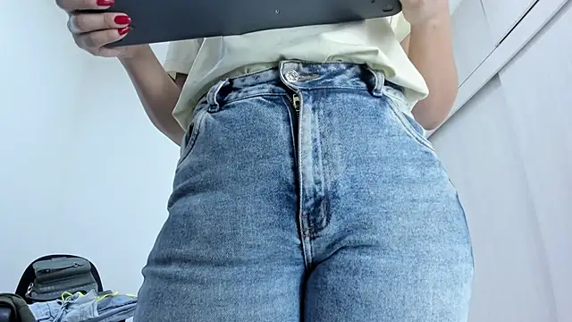 Snapshot of Amelia_Debora_Antonella chatting on February 23, 2:03 pm Amelia Debora Antonella online show from February 23, 2:03 pm