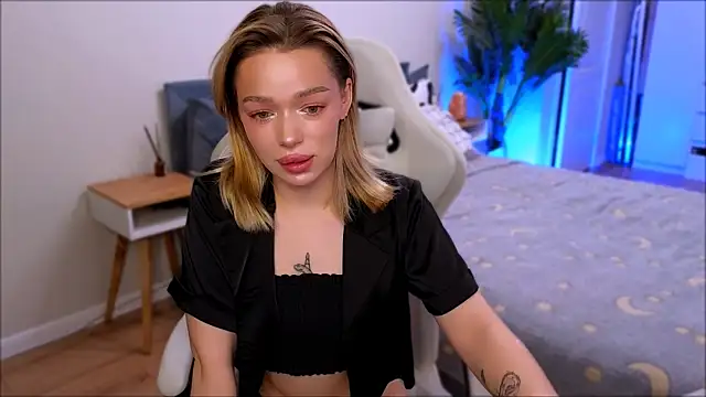 Lily Yin online show from December 18, 5:24 am