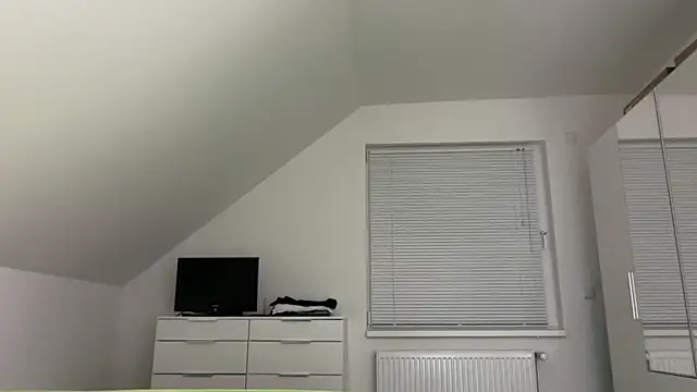 Snapshot of zxzx_cam1 chatting on February 28, 3:35 pm zxzx cam1 online show from February 28, 3:35 pm