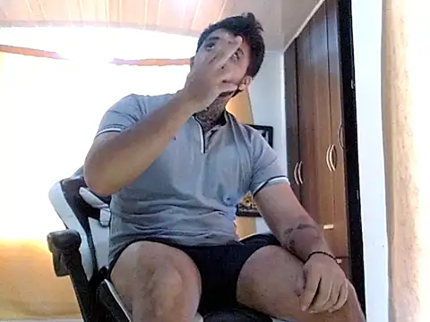 aronmiller404 online show from May 2, 12:54 pm