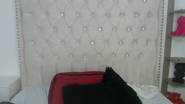 Snapshot of Abril_Squirt chatting on February 6, 10:46 pm Abril Squirt online show from February 6, 10:46 pm