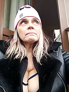 hugebobbs online show from March 18, 2:26 pm