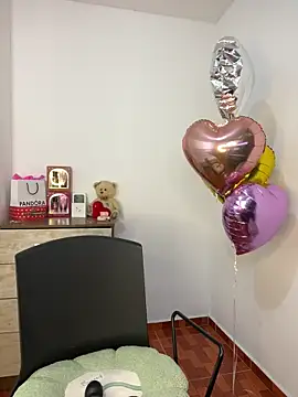 Snapshot of DaryRos chatting on December 17, 10:43 pm DaryRos online show from December 17, 10:43 pm