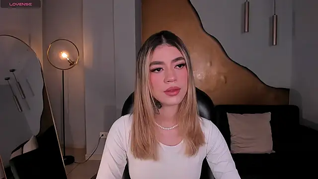 ViolettHansson online show from February 7, 11:47 am