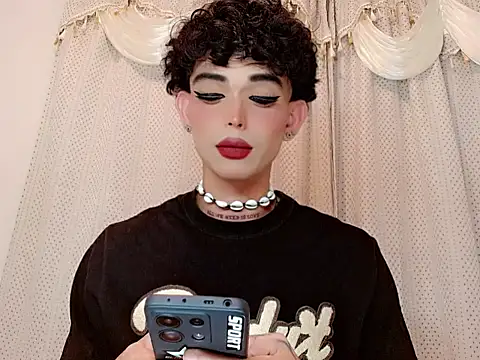 Snapshot of Marian_LV chatting on December 18, 5:24 am Marian LV online show from December 18, 5:24 am