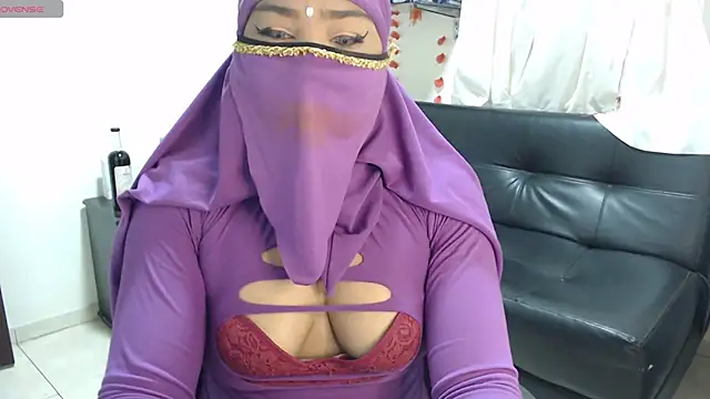 Snapshot of Aaliyah_brown chatting on December 24, 8:33 am Aaliyah brown online show from December 24, 8:33 am