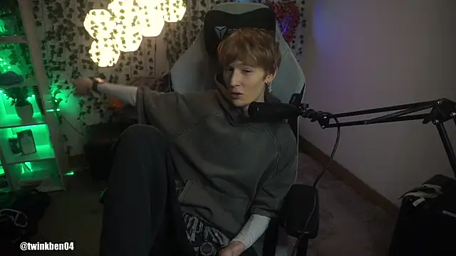Snapshot of twinkben chatting on October 2, 9:00 pm twinkben online show from October 2, 9:00 pm
