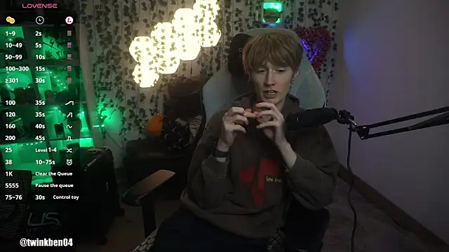 Snapshot of twinkben chatting on October 8, 7:55 pm twinkben online show from October 8, 7:55 pm