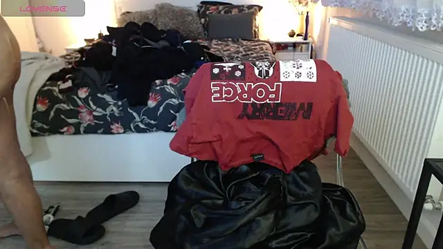 KimBeee online show from February 4, 3:57 pm