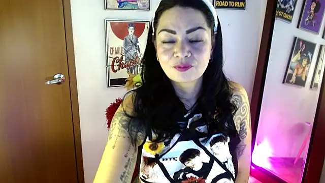 Snapshot of Ginna--mia chatting on January 11, 12:44 am Ginna--mia online show from January 11, 12:44 am