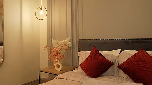 IrisBaker online show from April 21, 9:28 pm