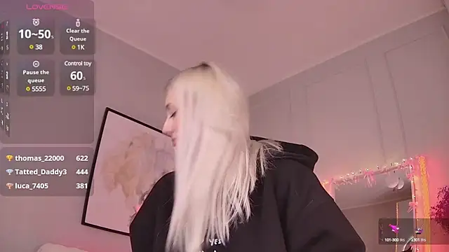 LoryWood online show from March 13, 9:05 pm