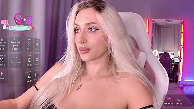 LoryWood online show from May 31, 2:35 pm