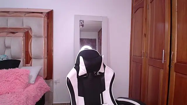 emilyaboott online show from April 7, 11:15 pm