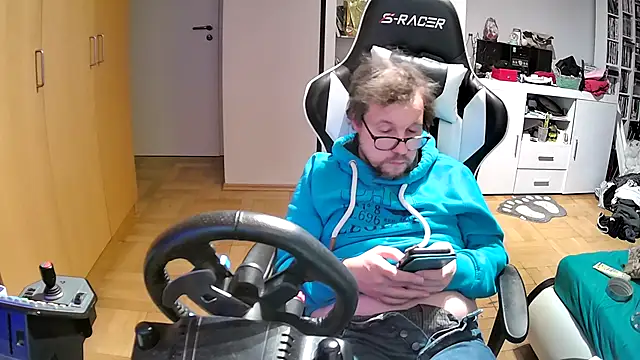 larsgessner30 online show from October 26, 9:31 pm