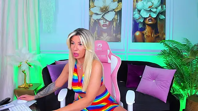 Snapshot of TheBaeWatch chatting on September 21, 4:03 am TheBaeWatch online show from September 21, 4:03 am