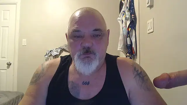 Newfiesausage1972 online show from February 15, 9:26 pm