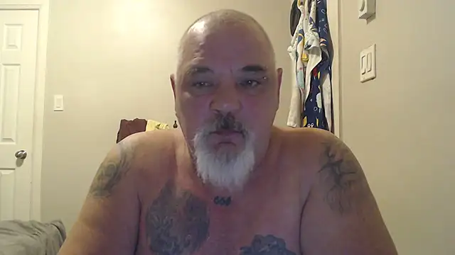 Newfiesausage1972 online show from March 12, 7:38 pm