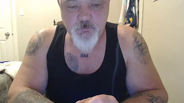 Newfiesausage1972 online show from March 21, 3:02 pm