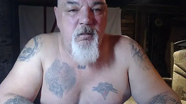 Newfiesausage1972 online show from April 2, 10:13 am