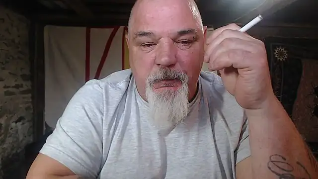 Newfiesausage1972 online show from April 8, 10:54 pm