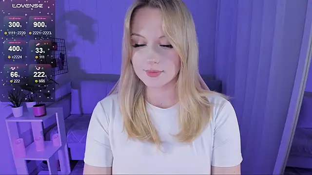 Snapshot of Honey_blonde chatting on June 16, 8:11 pm Honey blonde online show from June 16, 8:11 pm