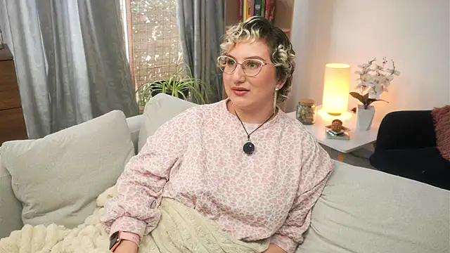 Ximenna Cruz online show from April 14, 7:31 pm