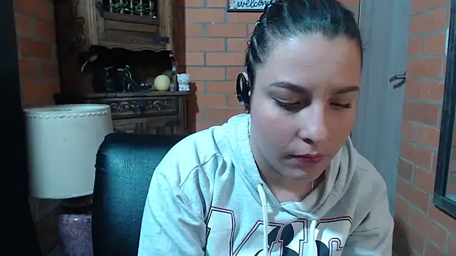 Snapshot of alexia_87 chatting on December 2, 11:11 pm alexia 87 online show from December 2, 11:11 pm