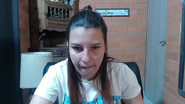 Snapshot of alexia_87 chatting on December 23, 3:48 am alexia 87 online show from December 23, 3:48 am