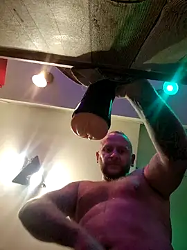 Snapshot of RomWoolf chatting on February 24, 10:25 pm RomWoolf online show from February 24, 10:25 pm