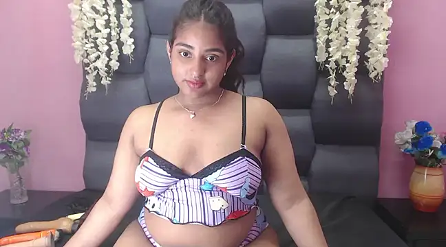 Snapshot of Sofia_Hernandez_ chatting on February 1, 5:39 am Sofia Hernandez online show from February 1, 5:39 am