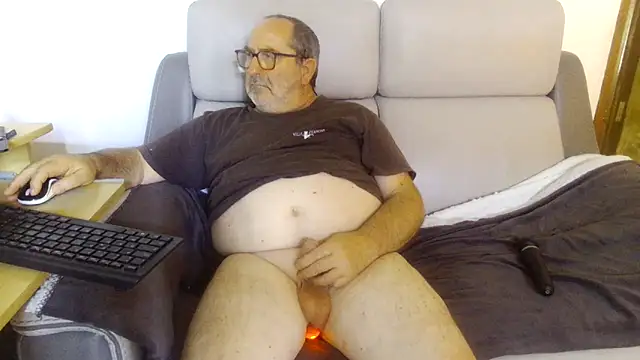Snapshot of gillou1234 chatting on June 22, 2:47 pm gillou1234 online show from June 22, 2:47 pm