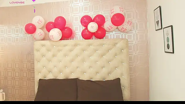 Snapshot of Sara_Desire chatting on February 16, 12:32 pm Sara Desire online show from February 16, 12:32 pm