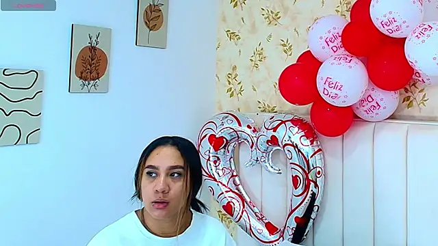 Snapshot of Sara_Desire chatting on February 17, 12:38 pm Sara Desire online show from February 17, 12:38 pm