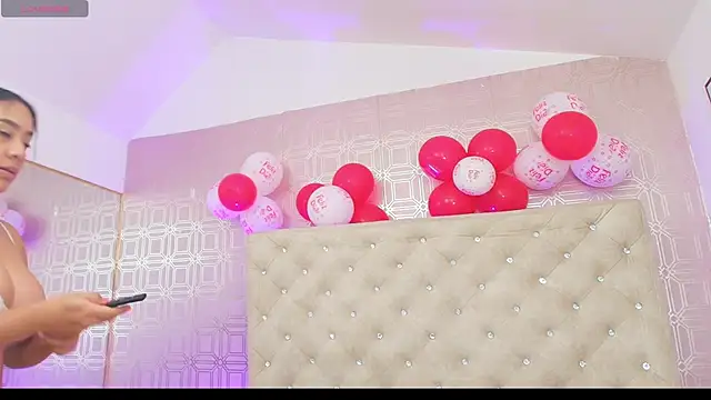 Snapshot of Sara_Desire chatting on February 18, 12:28 pm Sara Desire online show from February 18, 12:28 pm