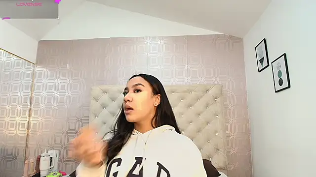 Snapshot of Sara_Desire chatting on February 22, 12:19 pm Sara Desire online show from February 22, 12:19 pm