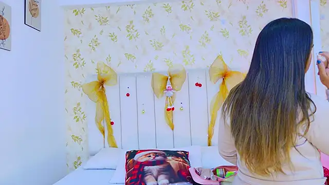 Snapshot of Sara_Desire chatting on December 16, 12:21 pm Sara Desire online show from December 16, 12:21 pm