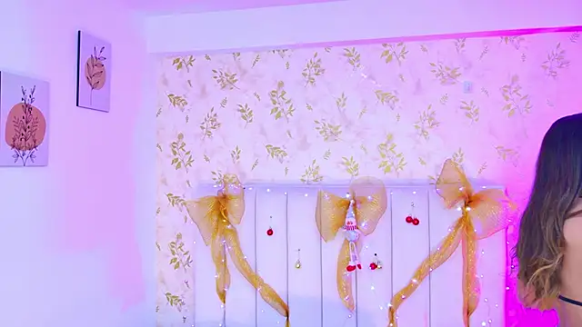 Snapshot of Sara_Desire chatting on December 20, 12:23 pm Sara Desire online show from December 20, 12:23 pm