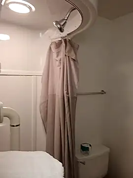 allissonw13 online show from April 20, 12:30 pm