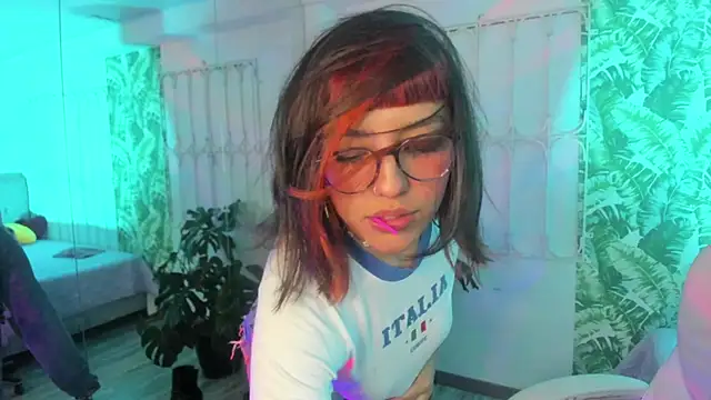 cute hollywood online show from November 13, 8:52 pm