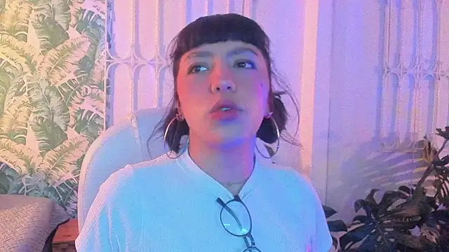 Snapshot of cute_hollywood chatting on February 4, 11:49 am cute hollywood online show from February 4, 11:49 am